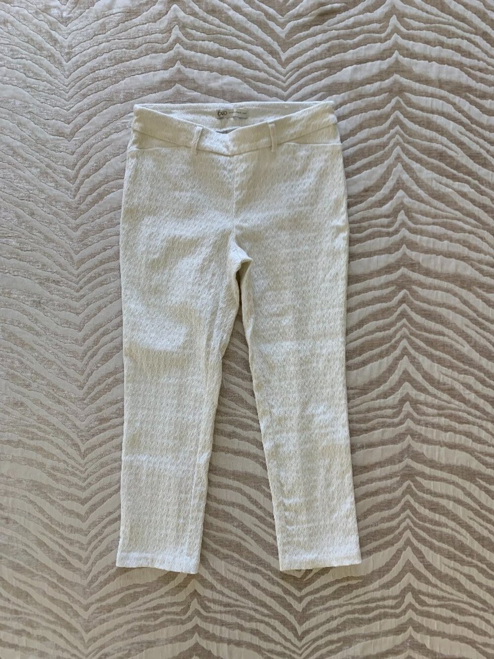 Cato Jacquard White Pull Up Capri Dress Slacks Size 2
